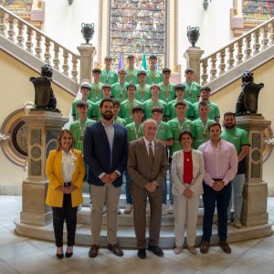 El Alcalde de Málaga recibe al cadete masculino de balonmano de Fundación Victoria